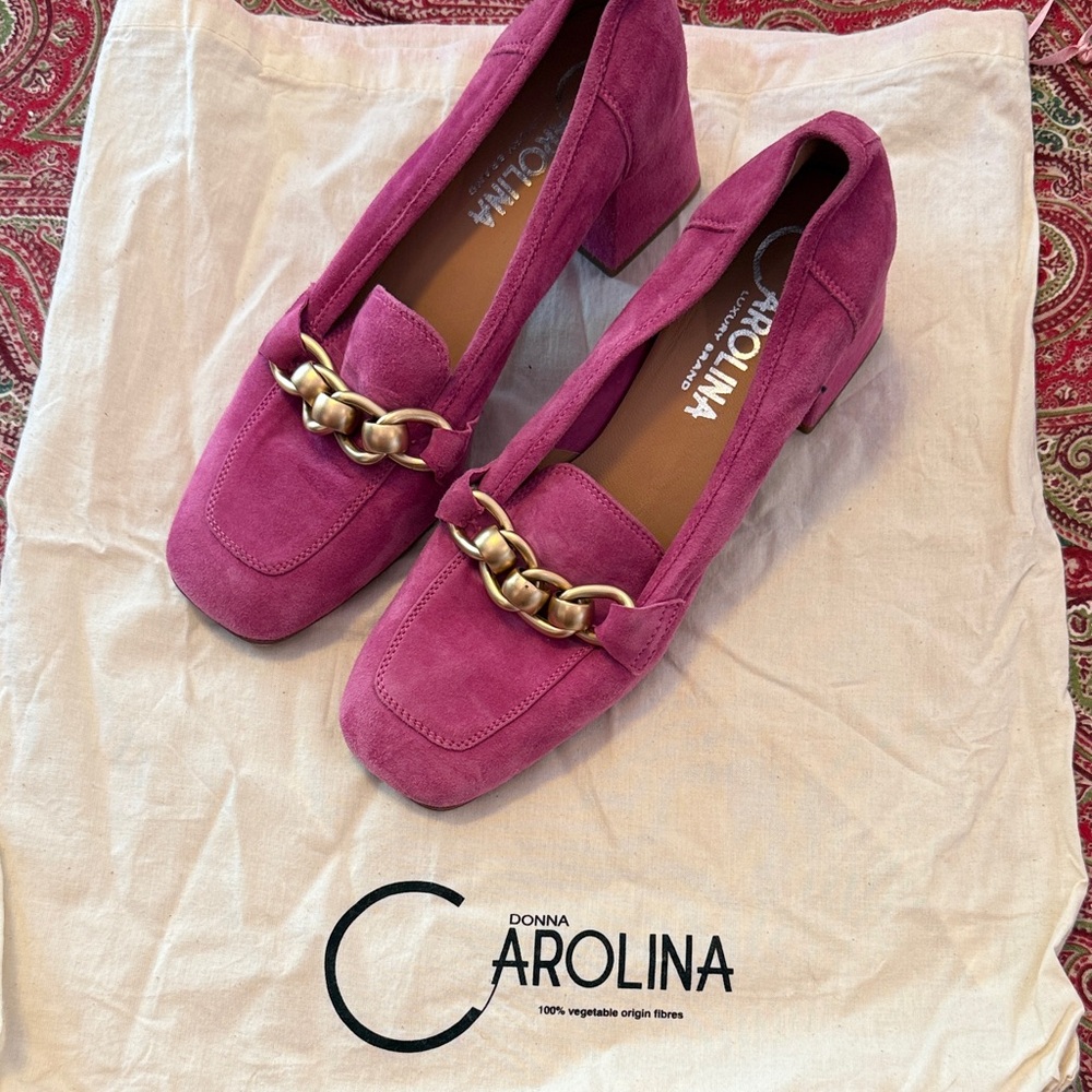 Donna Carolina Pink Suede Loafers with Gold Chain Size 38 1/2.